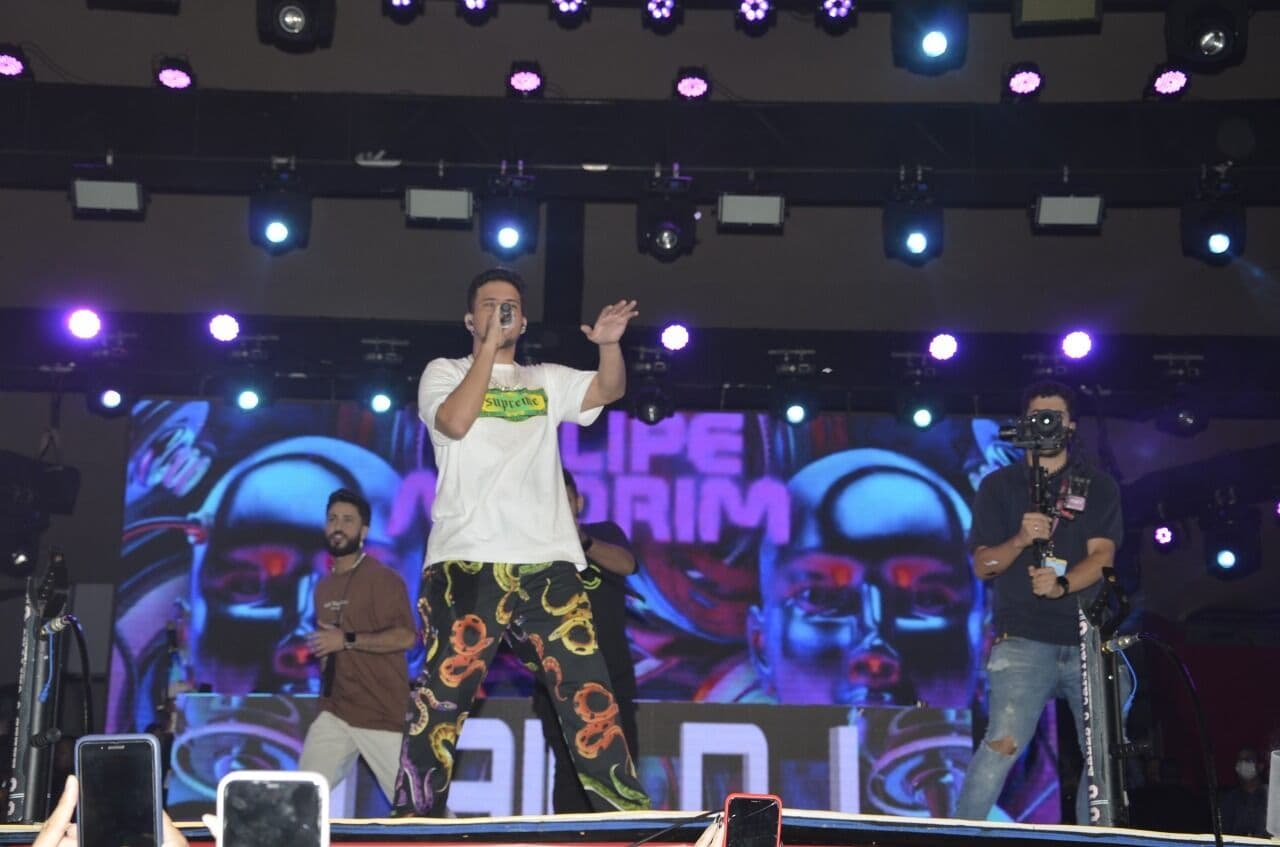 Felipe Amorim traz mistura de ritmos e leva público ao delírio no encerramento da sétima noite do Maior São João do Mundo