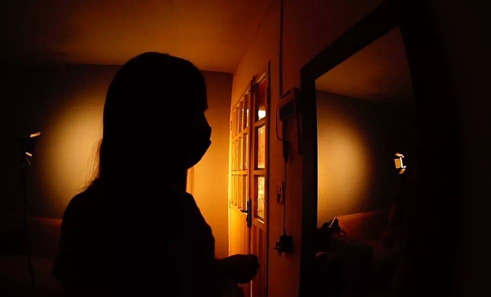 Justiça autoriza que menina de 11 anos impedida de abortar após estupro volte para casa