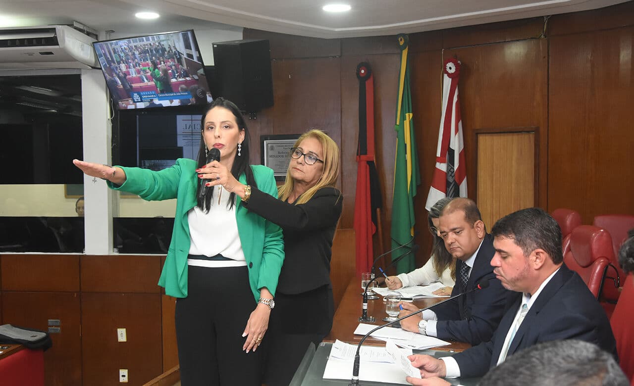 Vereador Marmuthe tira licença da Câmara de João Pessoa e suplente Rebeca Sodré assume vaga