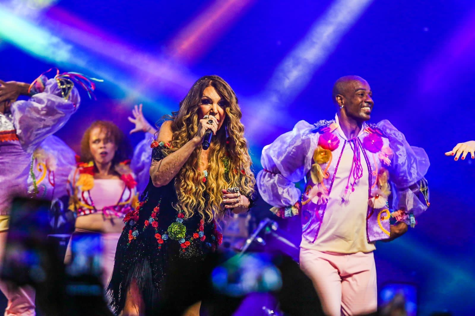 Show de Elba Ramalho atrai multidão ao Parque Solon de Lucena