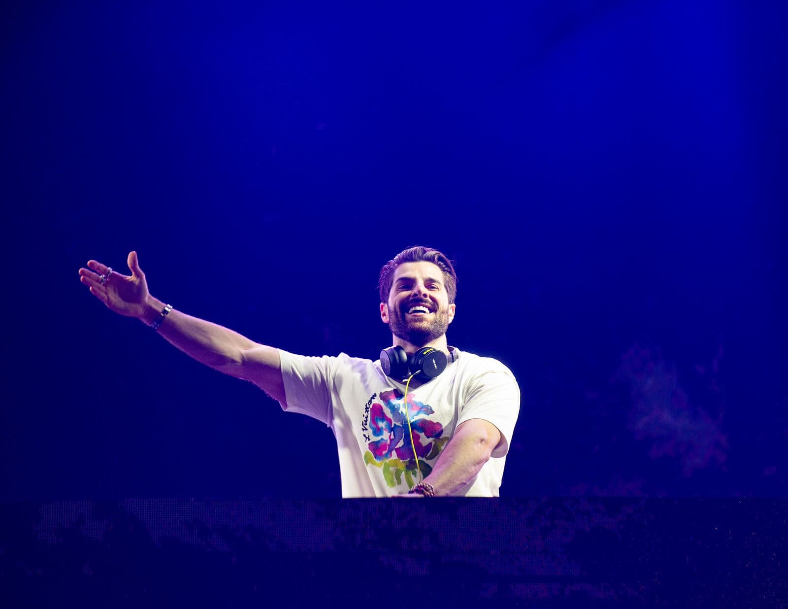 Alok realiza show épico no Maior São João do Mundo, fazendo público pular do início ao fim