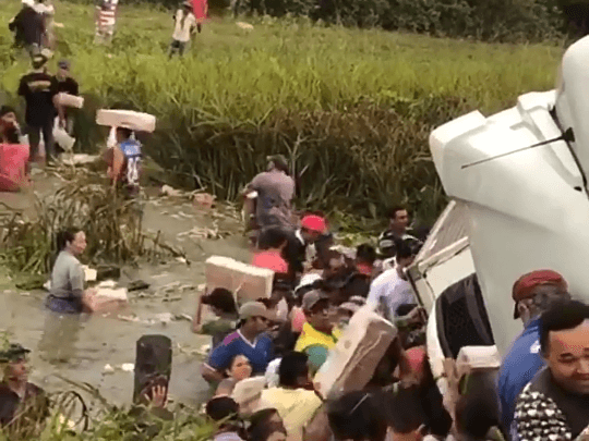 Caminhão carregado com carnes tomba e moradores saqueam carga no município de Uiraúna