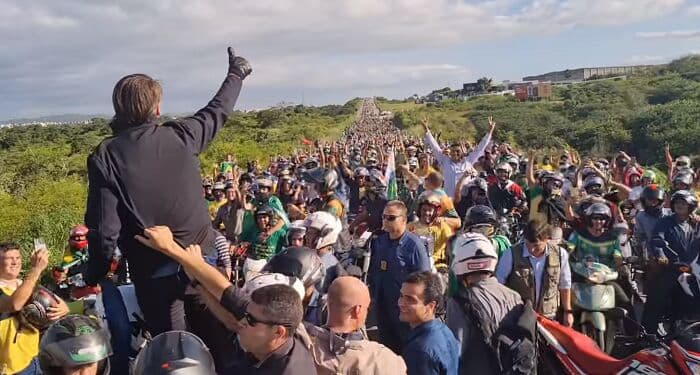 Bolsonaro inicia motociata em Campina Grande sem capacete e Bruno Roberto na garupa