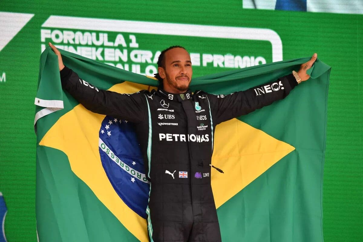Hamilton reage a racismo de Piquet e pede mudança de mentalidade