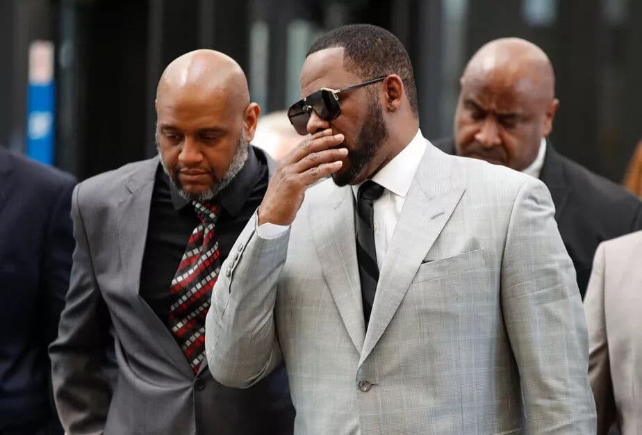 Cantor R. Kelly é condenado a 30 anos de prisão por crimes sexuais