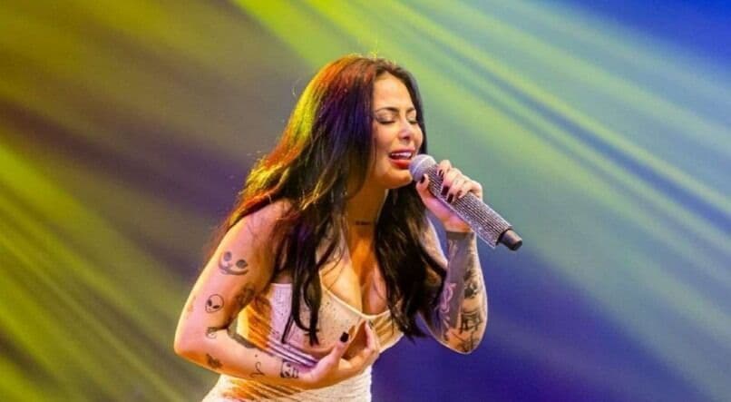 Cantora é expulsa de palco e diz que ordem partiu do prefeito de Tracunhaém: "fui contratada para cantar, não para mandar alô"