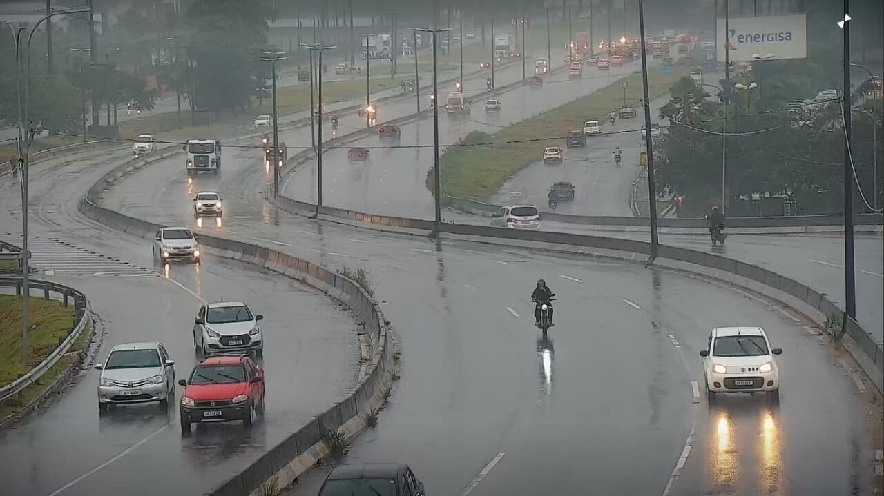 Mesmo com chuvas, trânsito flui sem alagamento nas principais avenidas de João Pessoa; confira locais