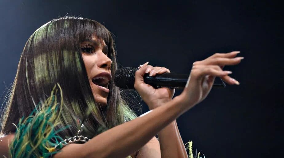 Anitta entra para o livro dos recordes com sucesso de 'Envolver'