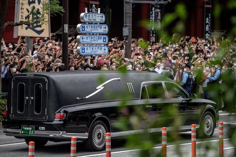 Milhares de japoneses se despedem do ex-premier assassinado Shinzo Abe