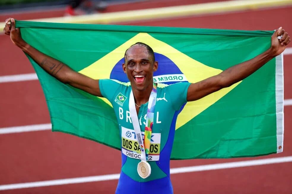 Alison dos Santos é campeão mundial dos 400m com barreiras