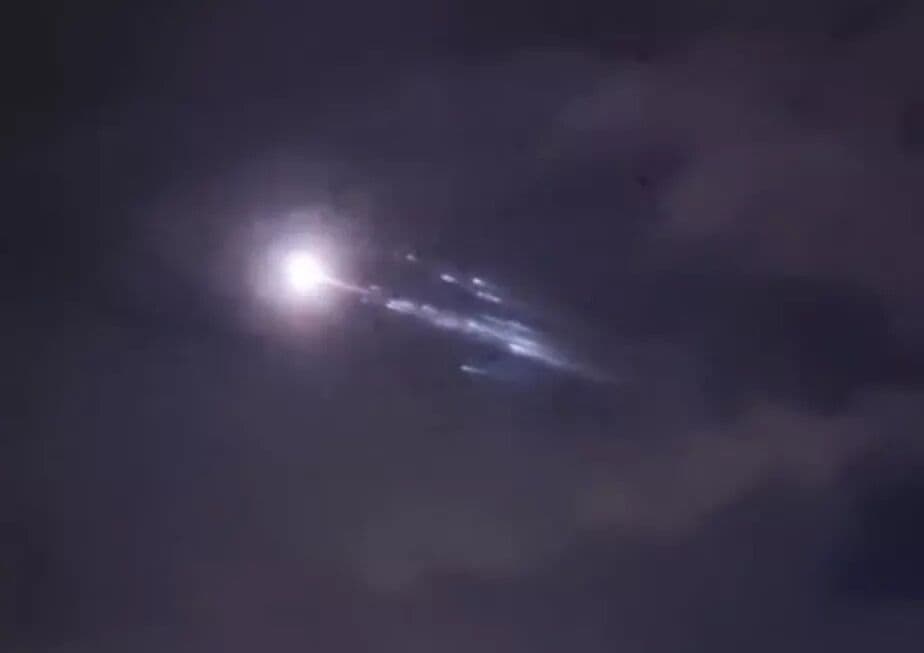 Destroços de foguete chinês caem no litoral da Malásia