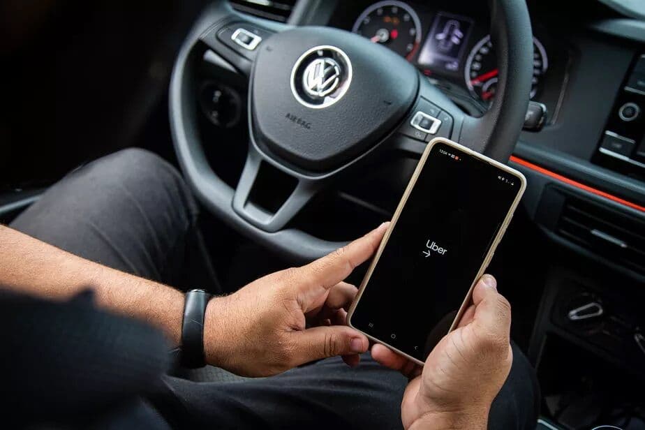 Uber concorda com piso salarial para motoristas e entregadores na Austrália