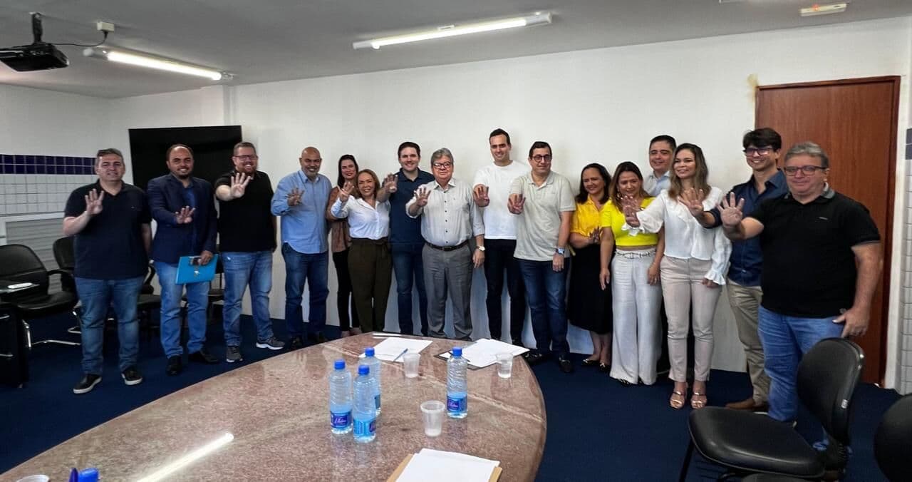 João Azevêdo reúne os 12 partidos aliadospara discutir estratégias e unificação das convenções