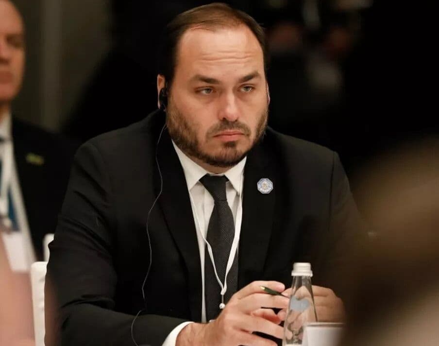 Vereador Carlos Bolsonaro pede licença sem remuneração até a véspera das eleições