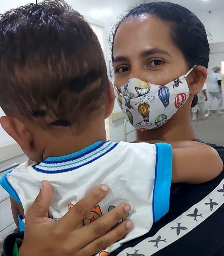 Criança atacada por enxame de abelhas em Barra de Santa Rosa recebe alta após quase um mês internada no Trauma de Campina Grande