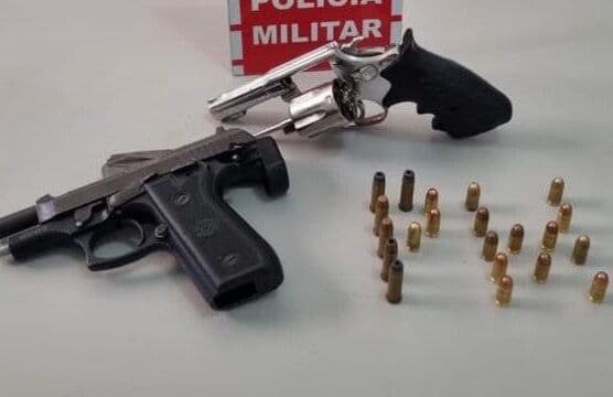 PM prende dupla e apreende adolescente por roubo e porte ilegal de arma de fogo e drogas em Itapororoca
