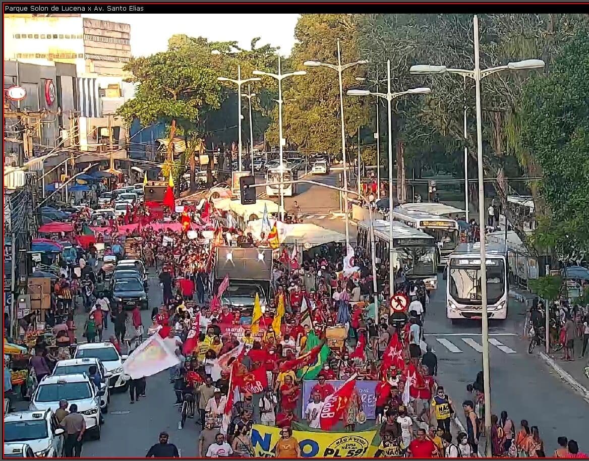 Protesto bloqueia avenida no Centro de João Pessoa