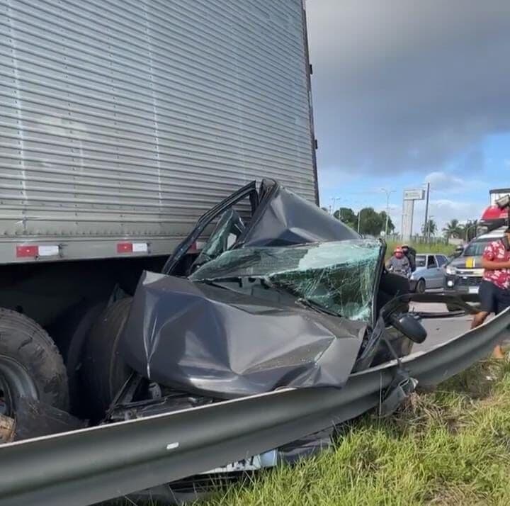 Caminhão atinge carro em colisão na BR-230, em Bayeux