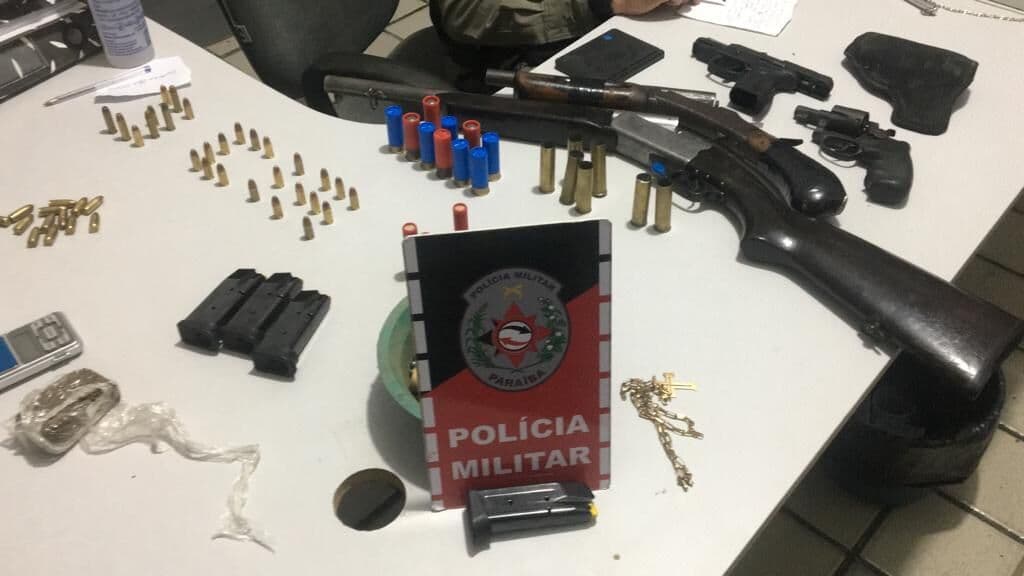 Polícia Militar prende suspeitos de tráfico e apreende armas e drogas em São Bento, na Paraíba