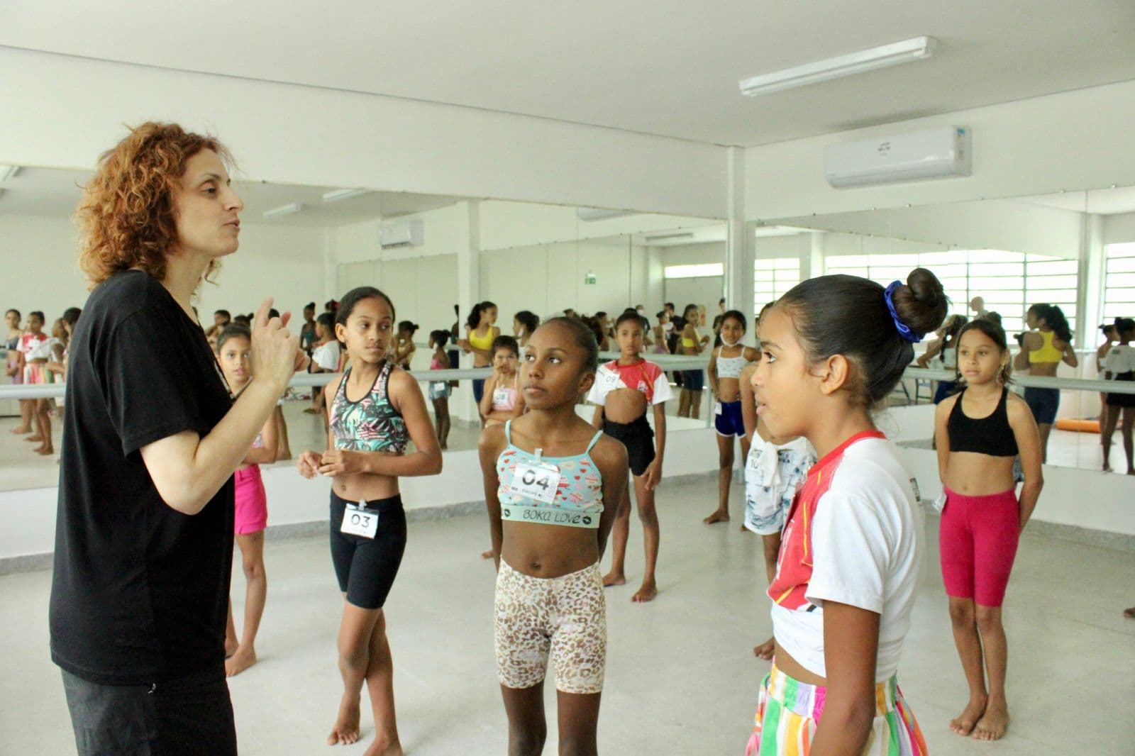 Representantes da Escola do Teatro Bolshoi no Brasil iniciam seleção de alunos da Rede Municipal