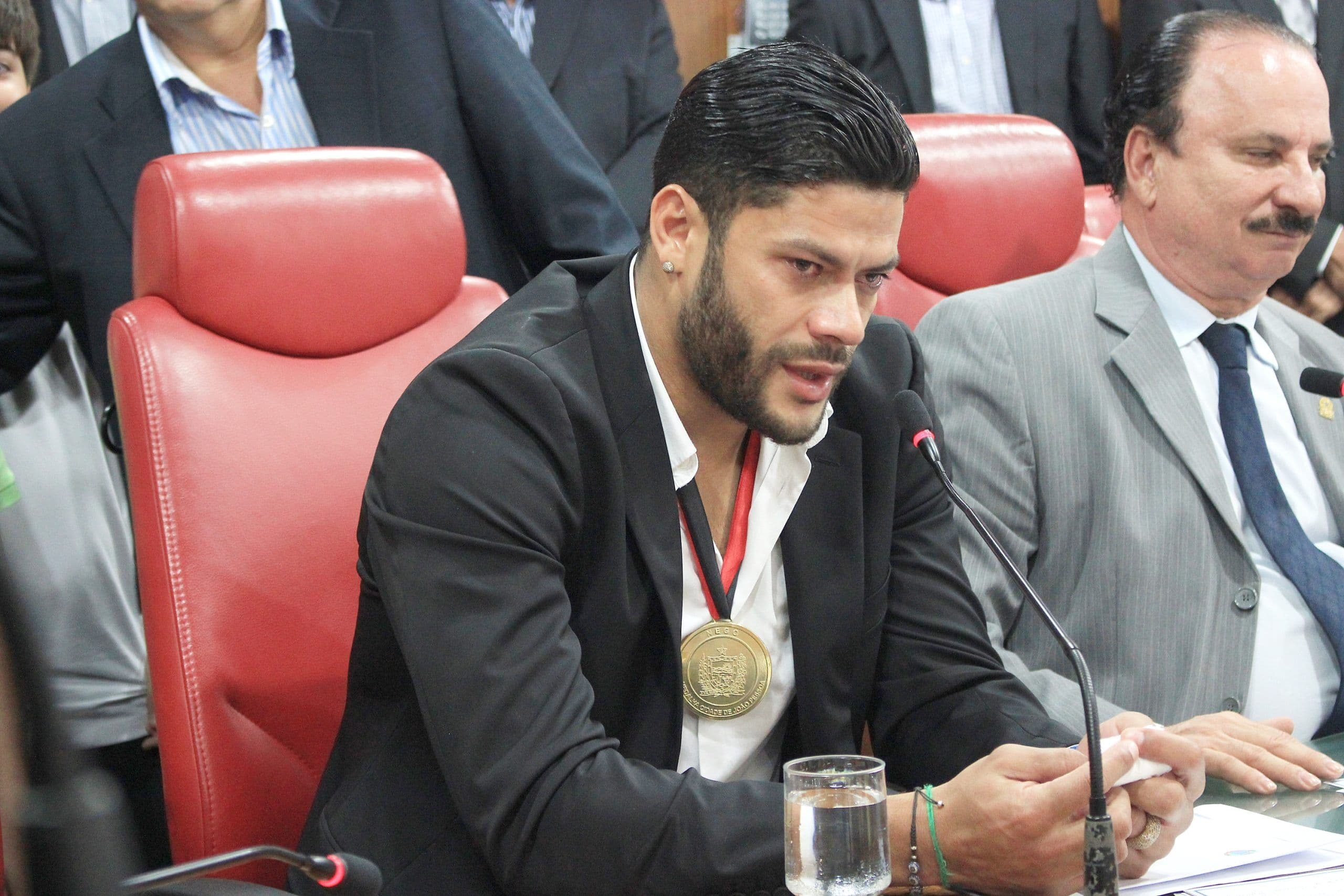 Mais três familiares de Hulk recebem auxílio emergencial e mãe defende irmãs do jogador: "verdade não dói. Alivia a consciência"