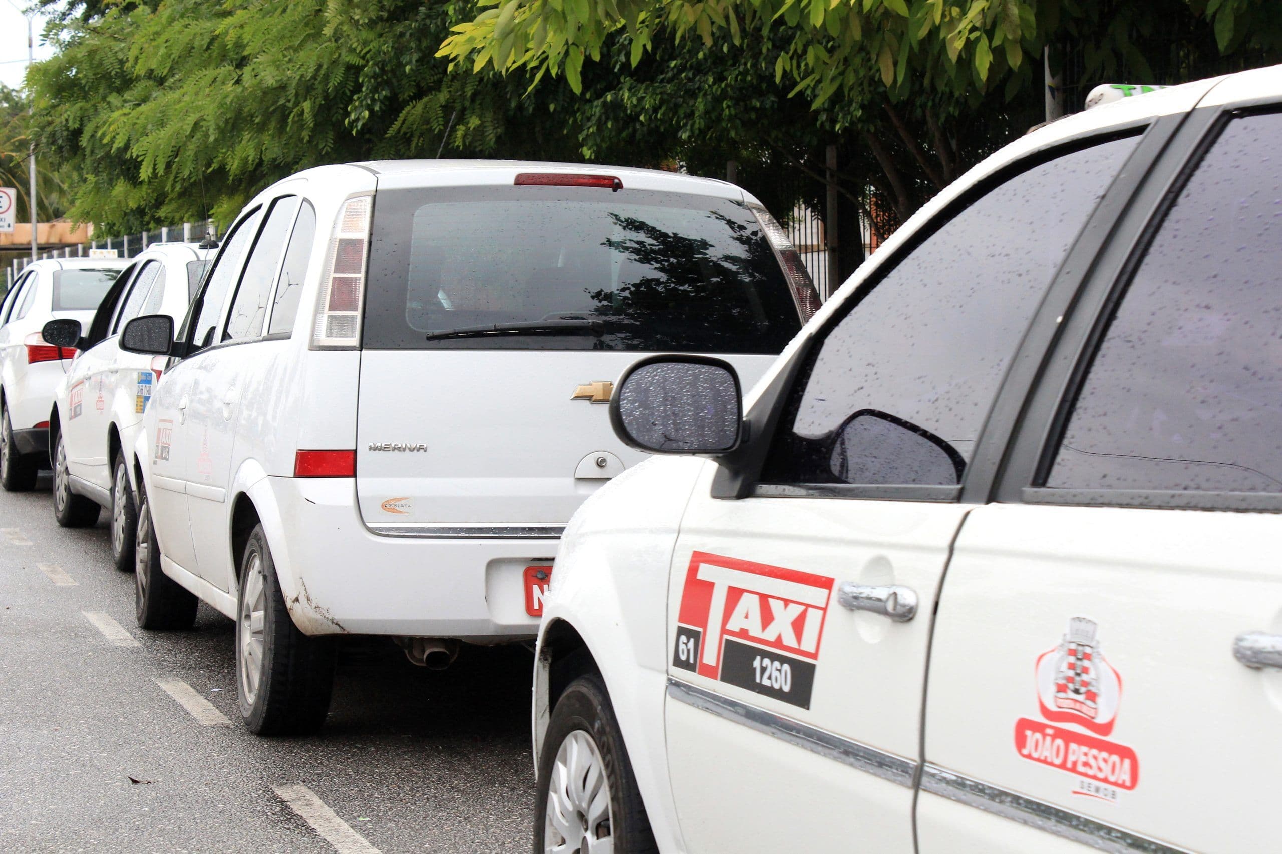 Prefeituras da Paraíba deverão cadastrar taxistas para pagamento do auxílio federal; caminhoneiros já estão listados