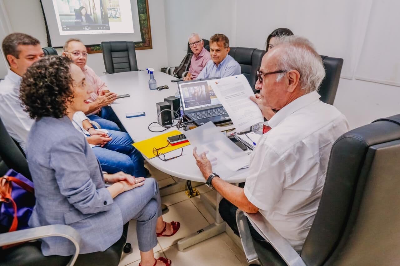 Prefeito recebe carta de concessão de agência espanhola para financiamento de projetos