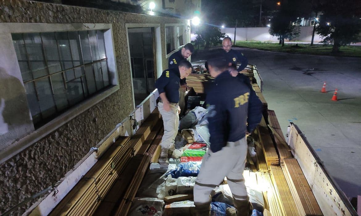 Carreta com seis toneladas de maconha é levada para a sede da PF e chega a interromper circulação do VLT