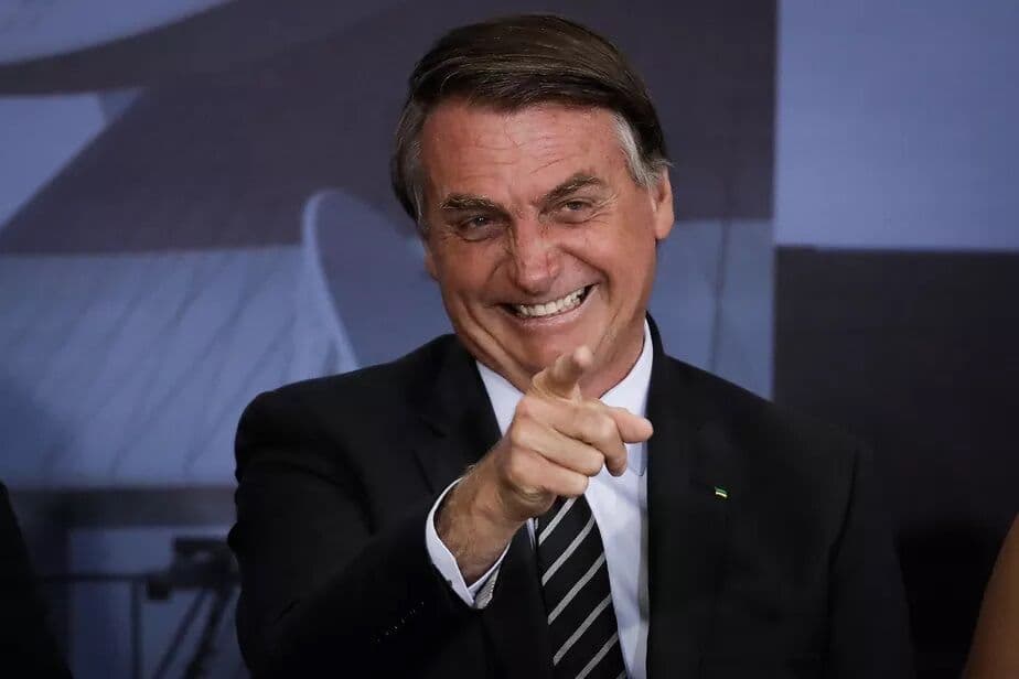 Bolsonaro diz que Petrobras deve anunciar "boa notícia" sobre combustíveis até sexta-feira