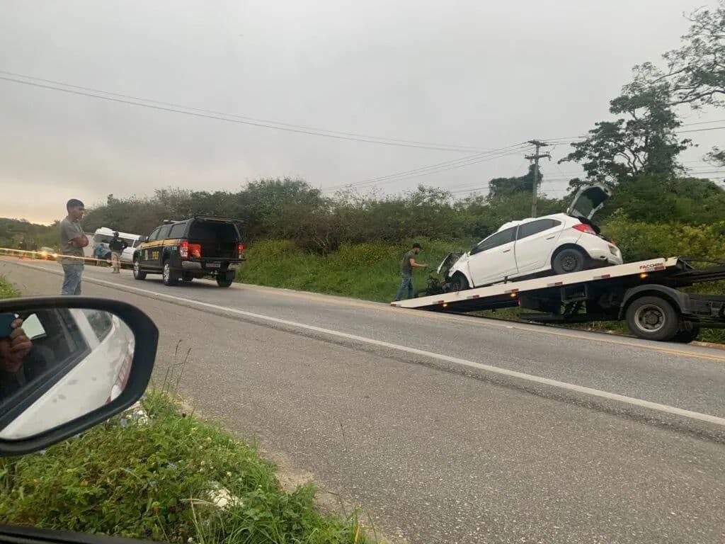 Três pessoas morrem em acidente envolvendo motocicleta, carro e van em Campina Grande