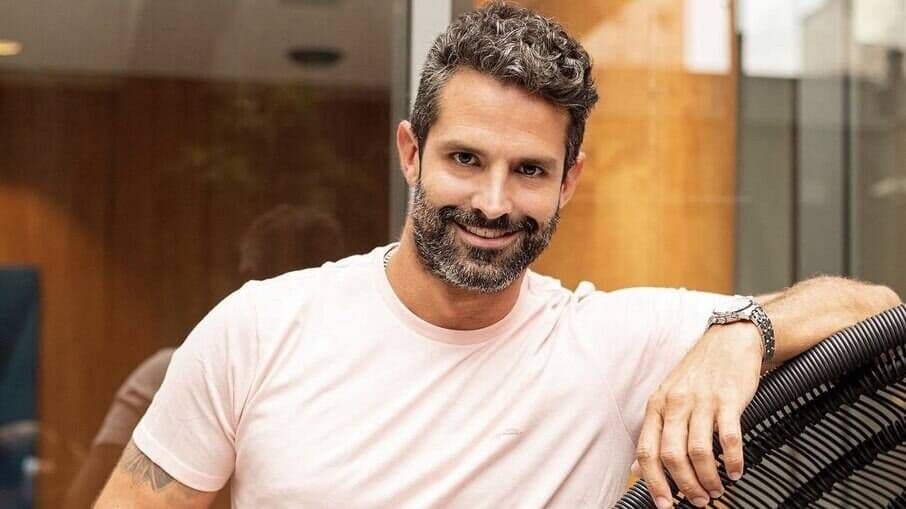 Famoso por novelas da Globo, Iran Malfitano quer se conhecer melhor em A Fazenda 14