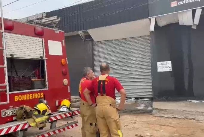 Incêndio atinge oficina especializada e destrói mais de 20 veículos de luxo em Cabedelo