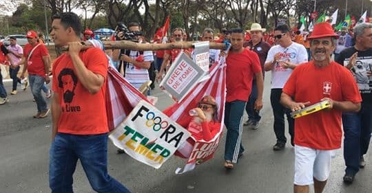 Paraibano em greve de fome é carregado em rede em marcha pró-Lula