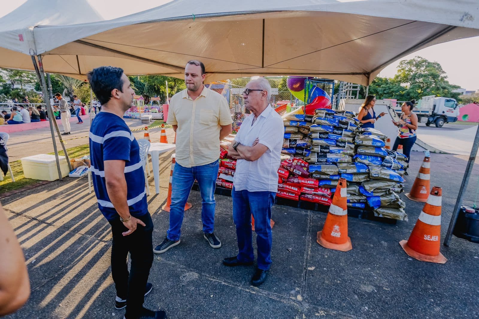 Cícero Lucena lança programa Banco de Ração e beneficia 150 protetores de animais