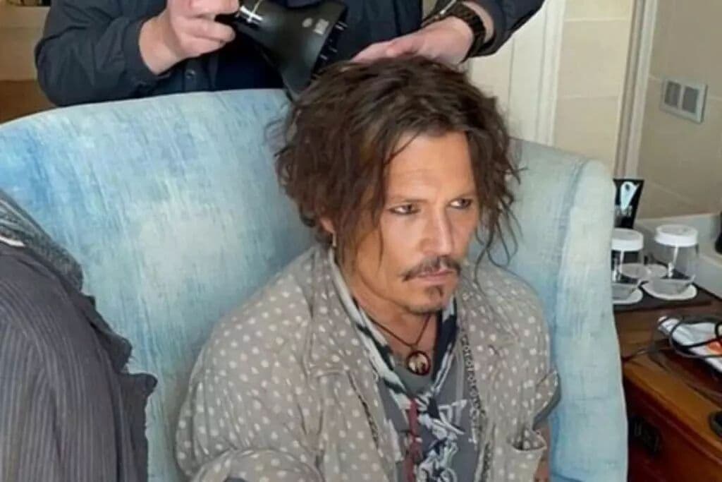 Johnny Depp e advogada não têm planos de ter um namoro exclusivo, diz site