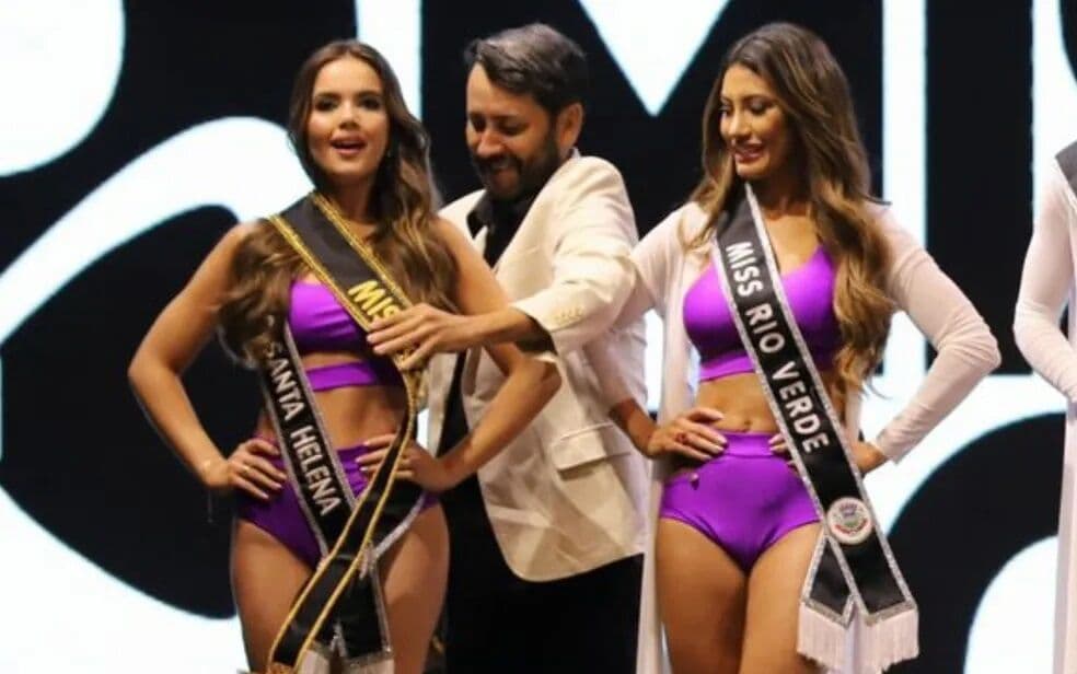 Apresentador comete gafe ao colocar faixa de miss em candidata que não venceu concurso, e modelo desabafa: ‘Vergonha’