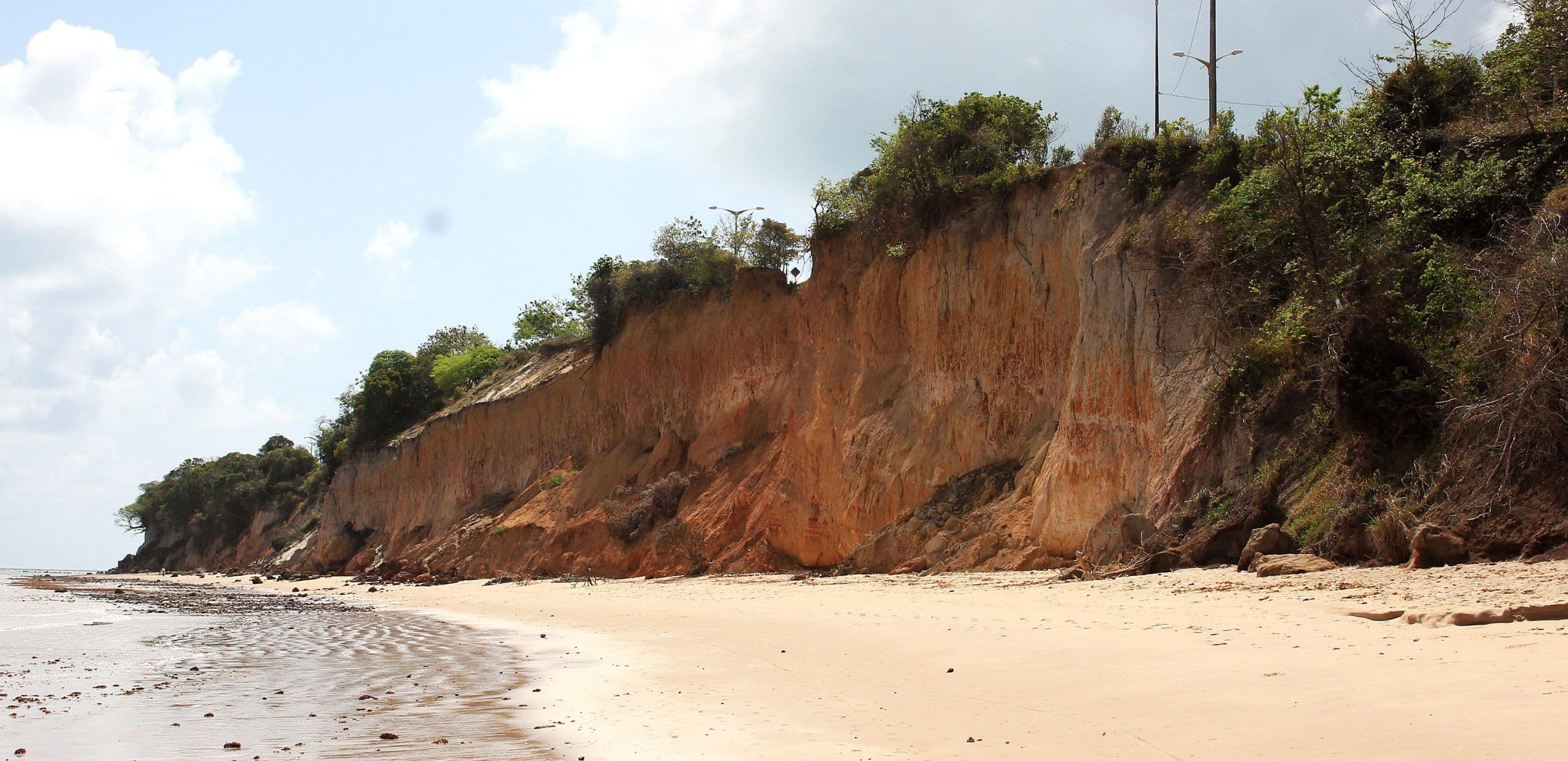 Mulher sofre queda na Barreira do Cabo Branco e é socorrida pelos bombeiros