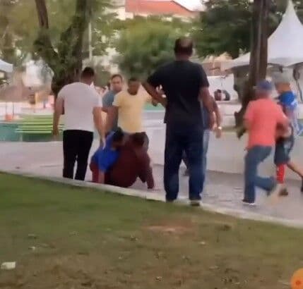 Veja vídeo: secretario de Santa Rita e funcionário da prefeitura brigam e trocam socos em praça pública