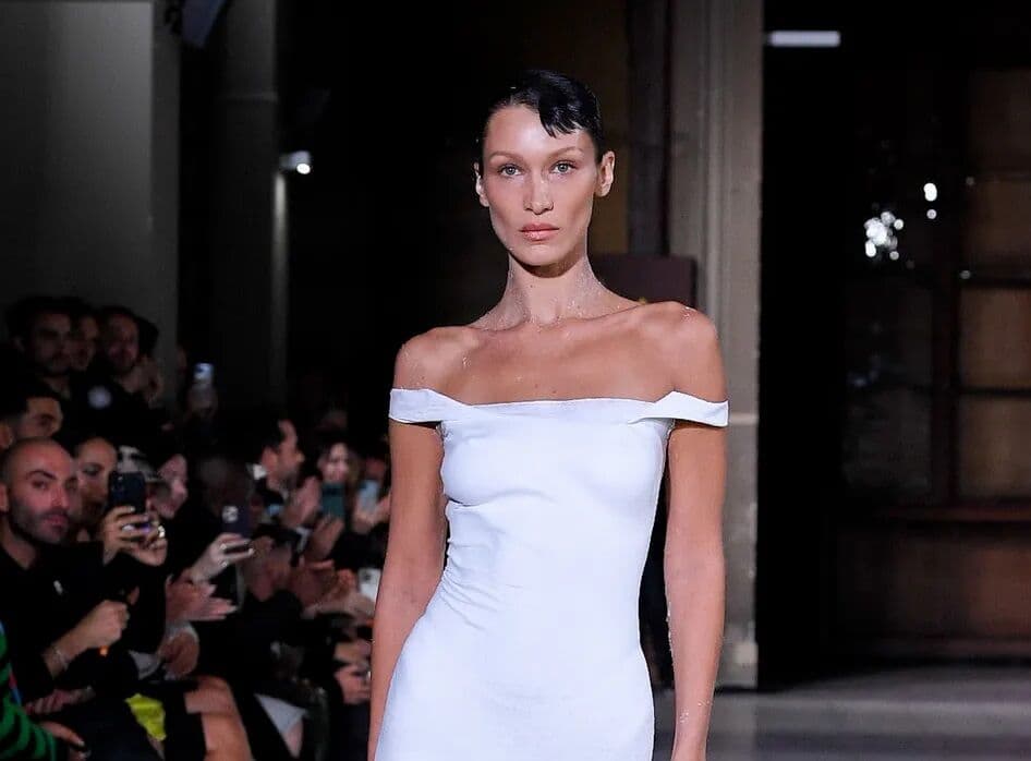 Vestido de tinta: Bella Hadid tem a peça pintada no seu corpo em desfile em Paris
