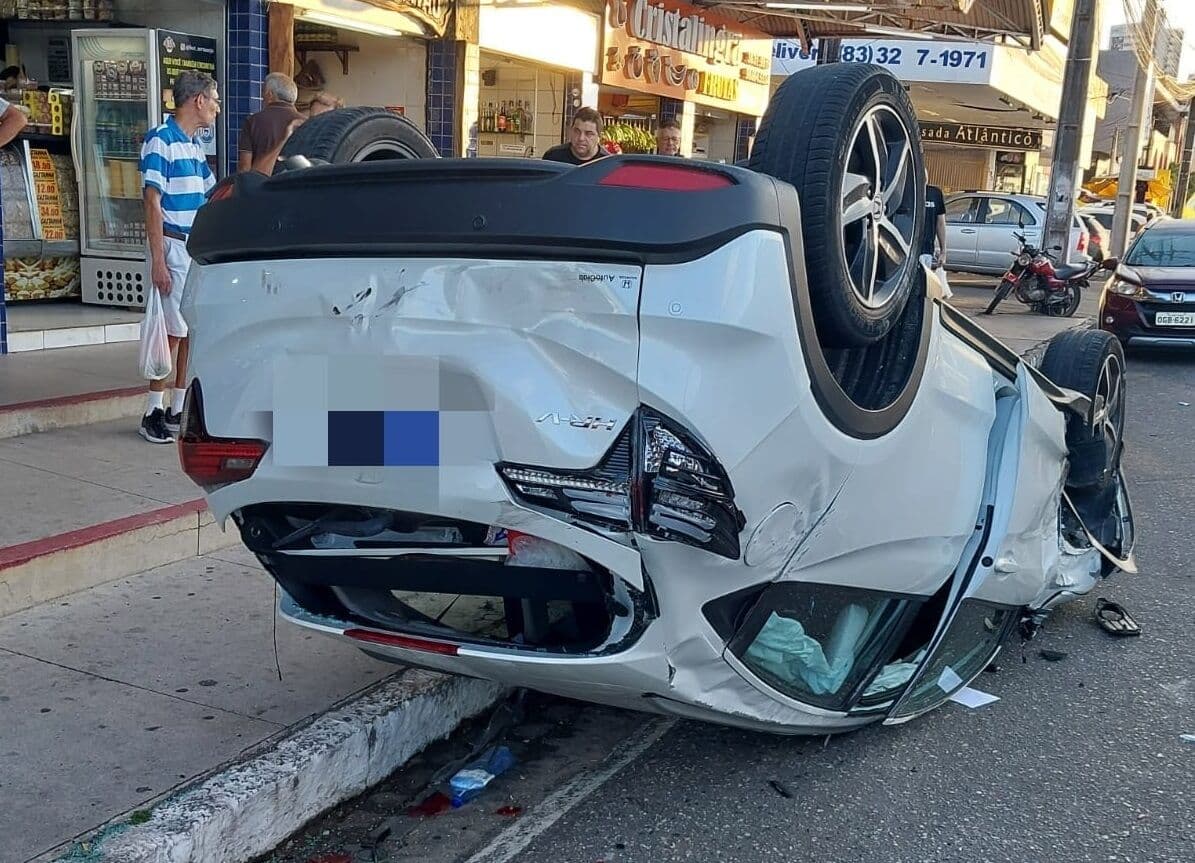 Carro capota em acidente próximo ao Mercado de Artesanato, em João Pessoa