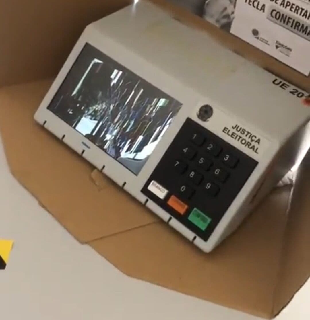 Eleitor se irrita e esmurra urna eletrônica até quebrar no sertão da Paraíba