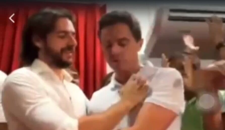 Vídeo: Pedro Cunha Lima abraça Veneziano e arranca adesivo de Lula