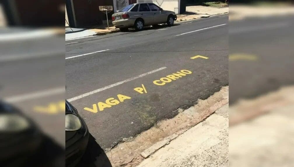 Morador pinta 'vaga p/ corno' na frente da garagem e viraliza nas redes sociais