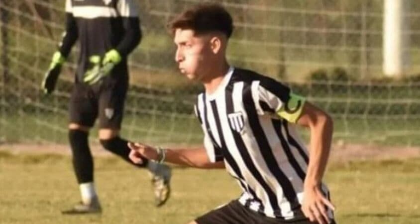 Jogador é eletrocutado em alambrado de estádio e morre aos 19 anos