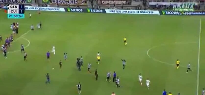 Torcida do Ceará invade gramado após gol de Jô garantir empate contra Cuiabá
