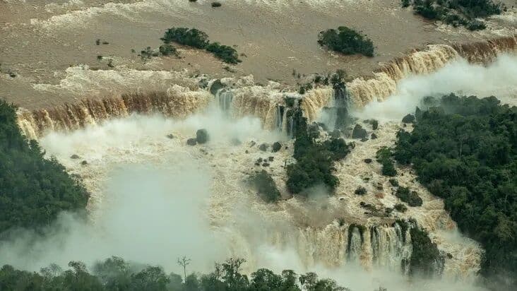 Cataratas do Iguaçu: trecho de passarela cede após forte vazão de água