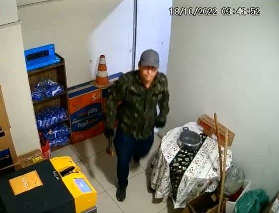 Vídeo: grupo assalta posto em Mataraca, faz funcionários e clientes reféns e farda do exército é usada para o crime