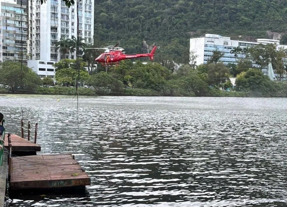 Helicóptero cai na Lagoa Rodrigo de Freitas, no Rio de Janeiro