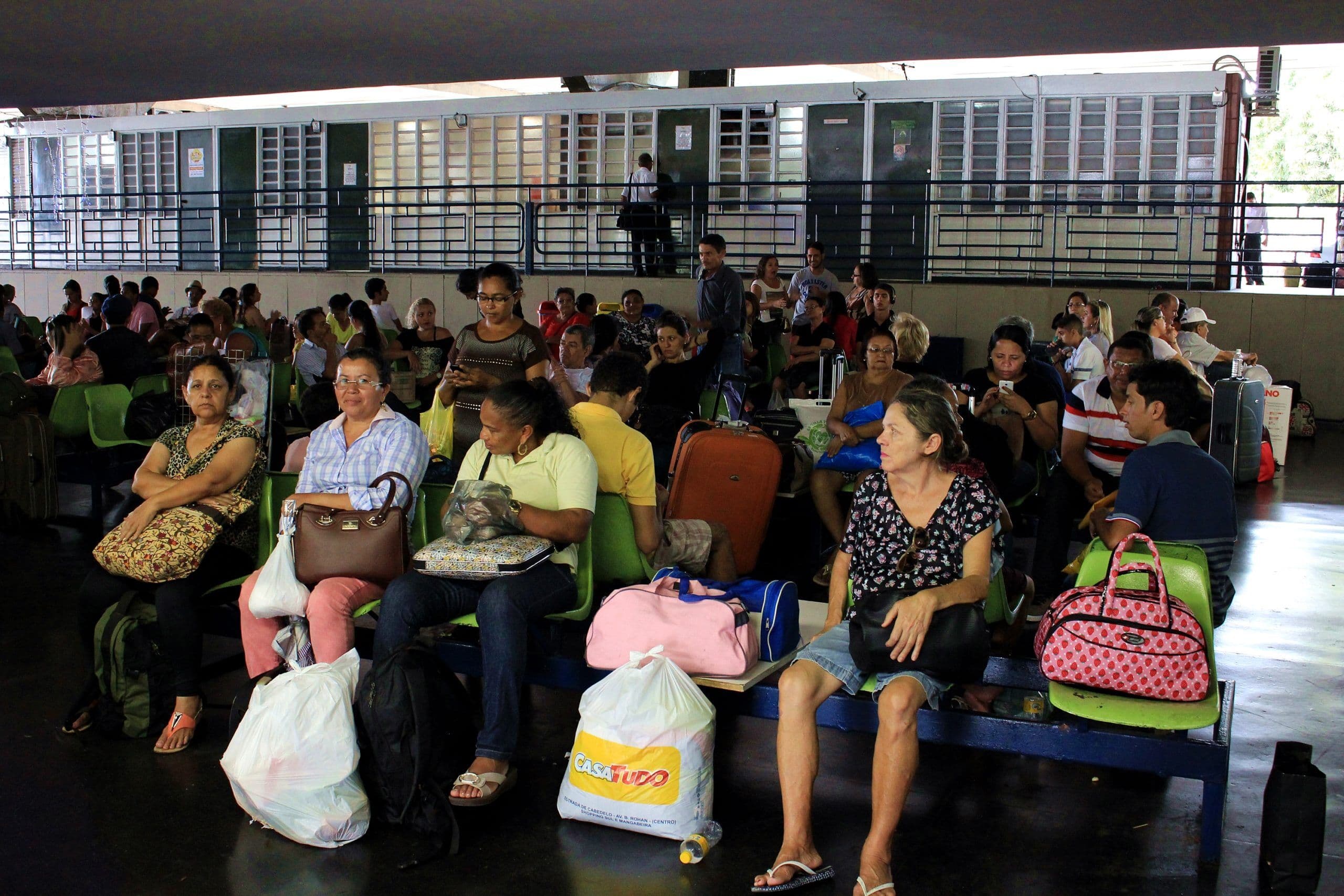 Retirada de passagens gratuitas para transporte intermunicipal começa a partir de meia-noite nos guichês das empresas