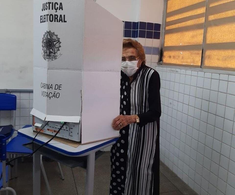 Idosa de 103 anos comparece a seção e registra voto em Catolé do Rocha, no Sertão